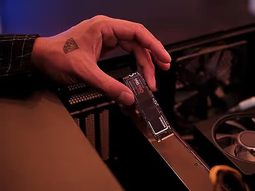Samsung 990 Pro 2TB SSD M.2-2280 PCIe 4.0 x4 NVMe image