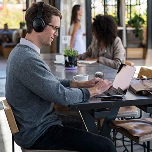 Bose QuietComfort 35 Series II Closed Headphones image